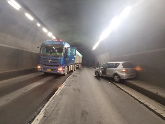 众志成城，共推困境，事故车辆横占隧道两车道的紧急救援行动